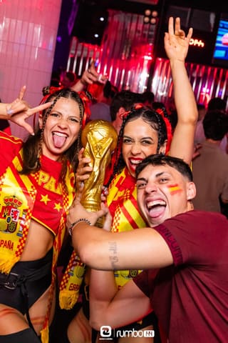Luces y ambiente de discoteca en Rumbo 144, Blasco Ibáñez — foto 3