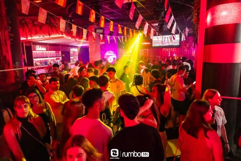 Escena de la sesión Viernes Noche R144 con luces de club — foto 20