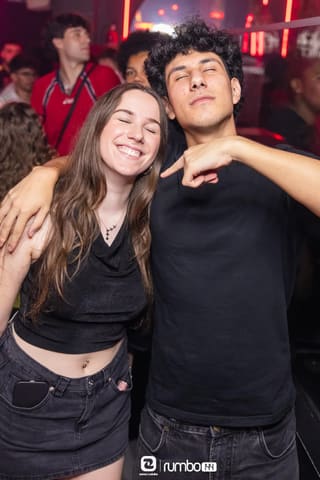 Luces y ambiente de discoteca en Rumbo 144, Blasco Ibáñez — foto 27