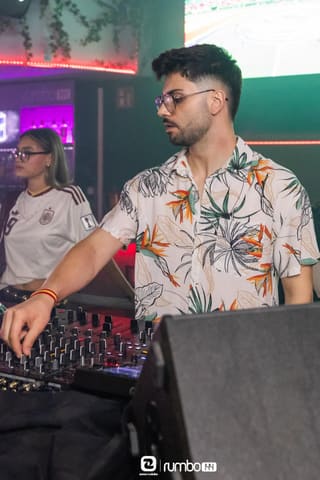 Escena de la sesión Viernes Noche R144 con luces de club — foto 32