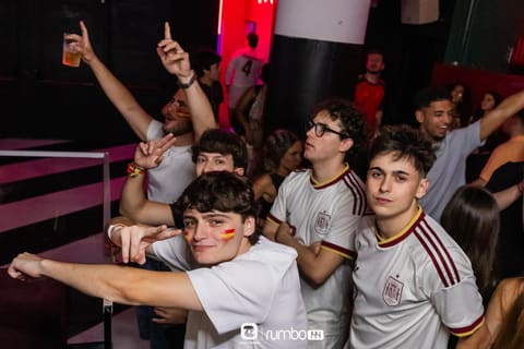 Foto de la noche en Rumbo 144 con ambiente universitario — foto 40