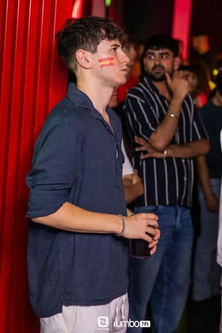Escena de la sesión Viernes Noche R144 con luces de club — foto 44