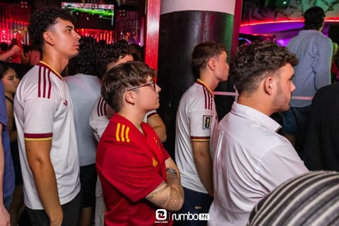 Luces y ambiente de discoteca en Rumbo 144, Blasco Ibáñez — foto 51