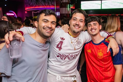 Foto de la noche en Rumbo 144 con ambiente universitario — foto 52