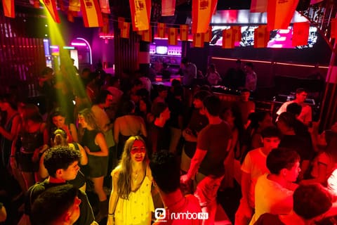 Escena de la sesión Viernes Noche R144 con luces de club — foto 56
