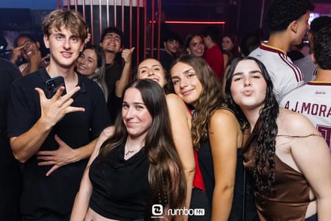 Grupo de amigos en Rumbo 144 durante la sesión de viernes — foto 62