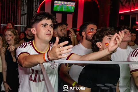 Luces y ambiente de discoteca en Rumbo 144, Blasco Ibáñez — foto 63