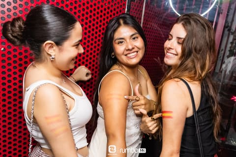 Amigos disfrutando la noche en Rumbo 144 — foto 79