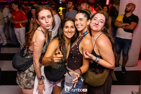Luces y ambiente de discoteca en Rumbo 144, Blasco Ibáñez — foto 87