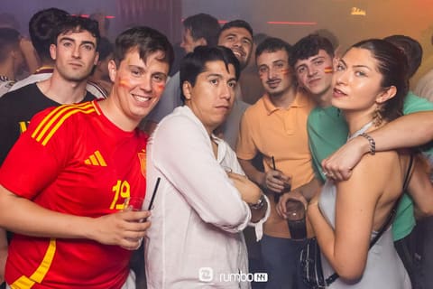 Amigos disfrutando la noche en Rumbo 144 — foto 91